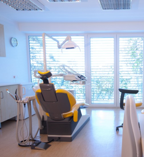 Modern Dental Chair With Modern Dental Equipments